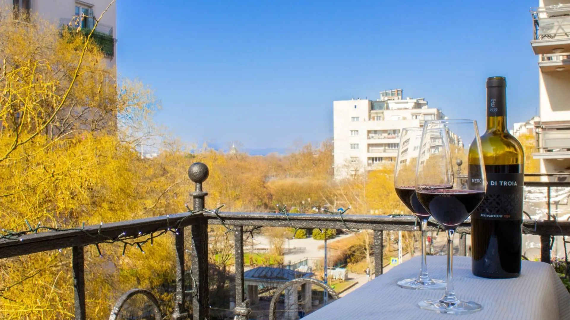Stunning Parkside View - Unwind At Parklane Lejlighed Budapest